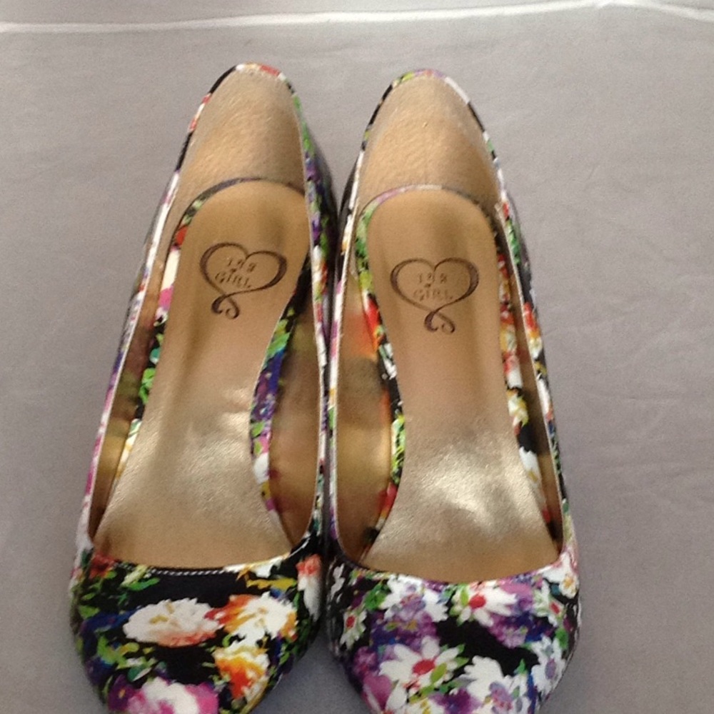 143 girl shoes size 6